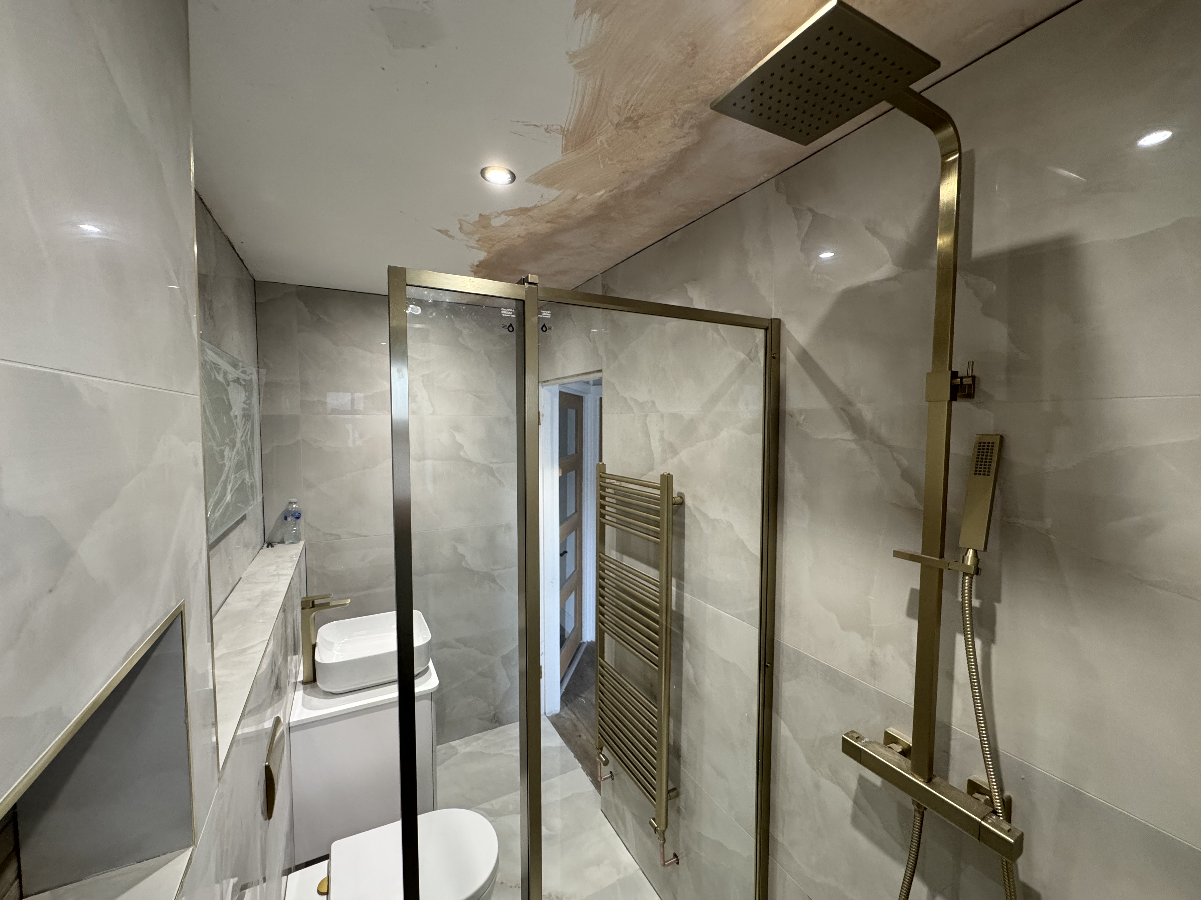 Another stunning bathroom transformation completed by TB Plumbing & Gas Ltd! ✨